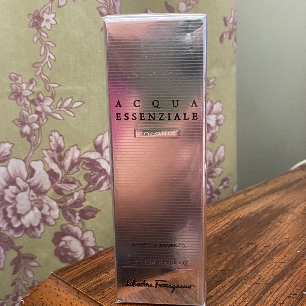 Salvatore Ferragamo Acqua Essenziale Colonia Gel in Silver.
